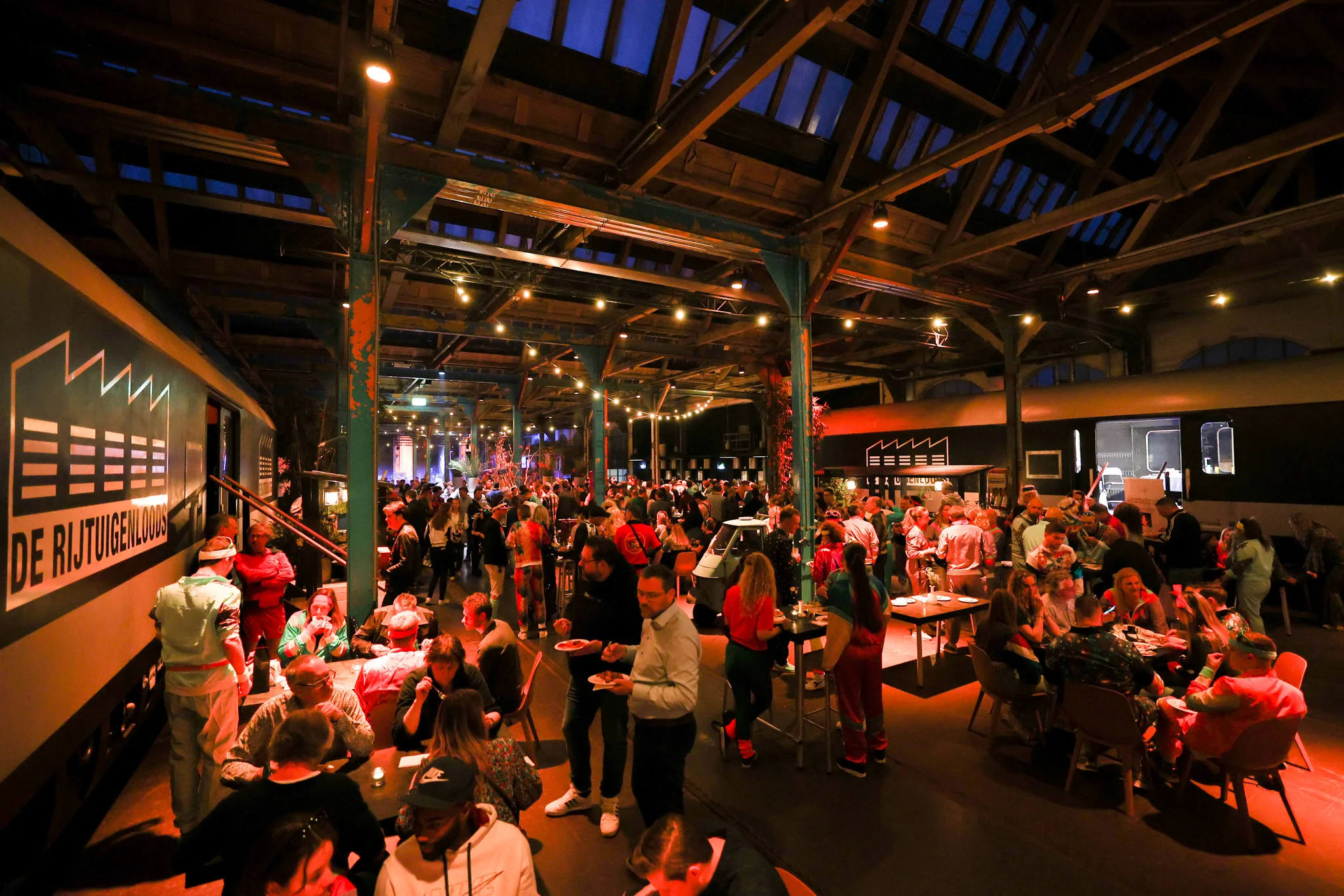 Een borrel in de Rijtuigenloods: een industriële locatie met treinwagons.